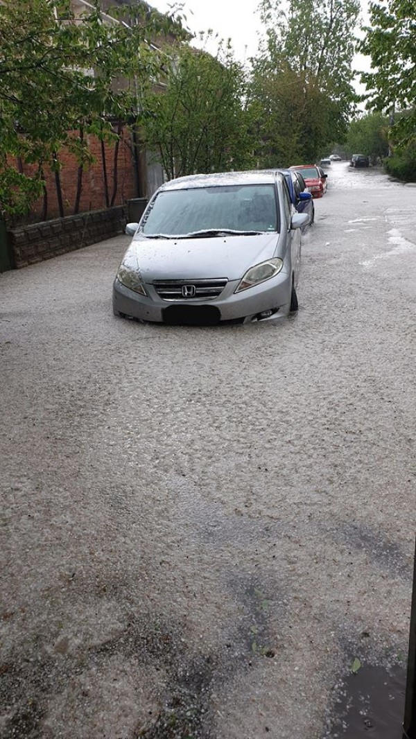 Ситна градушка покри части от Казанлък. Водата блокира част от бул. “Княз Ал. Батенберг“