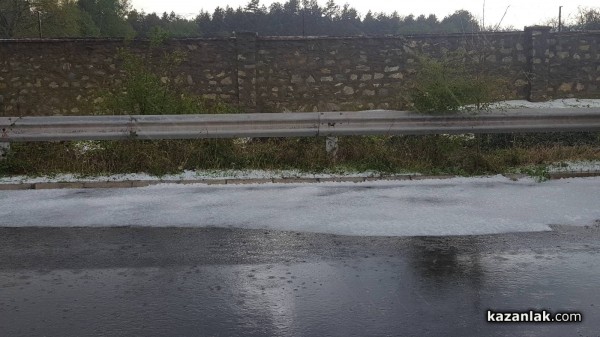 Ситна градушка покри части от Казанлък. Водата блокира част от бул. “Княз Ал. Батенберг“