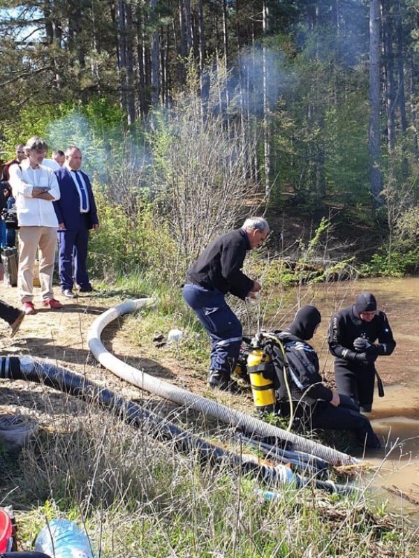 Водолази се гмурнаха да отпушат язовира край Павел баня
