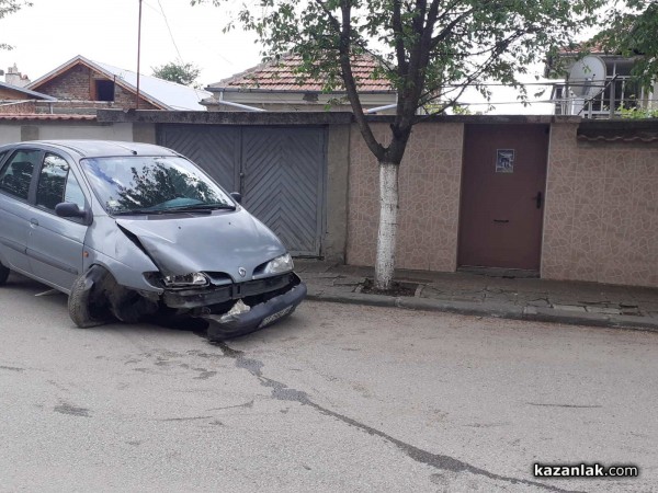 Пияна шофьорка се заби в дърво и избяга