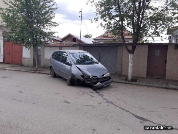 Пияна шофьорка се заби в дърво и избяга