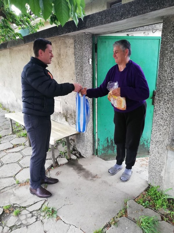 Футболистът Галин Иванов с благороден жест към нуждаещи се в гр. Крън