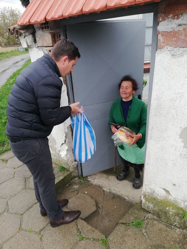 Футболистът Галин Иванов с благороден жест към нуждаещи се в гр. Крън