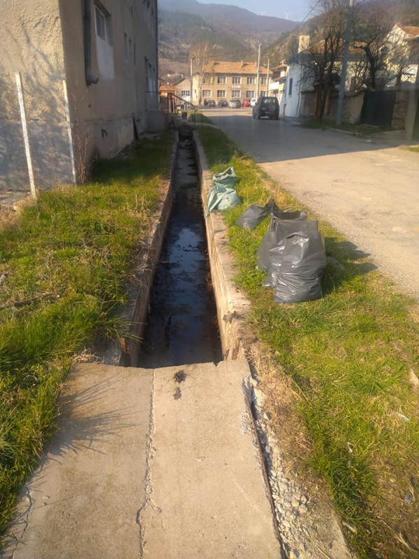 Кметството и жители се грижат за чистотата в с. Енина