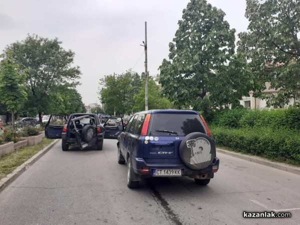 Шофьор спря на пешеходна пътека, друга кола се натресе отзад