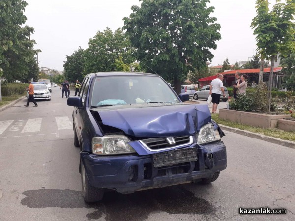 Шофьор спря на пешеходна пътека, друга кола се натресе отзад