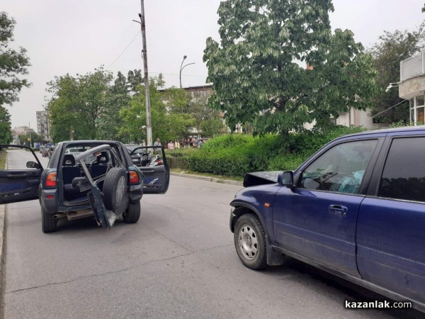 Шофьор спря на пешеходна пътека, друга кола се натресе отзад
