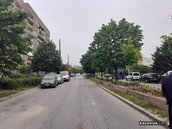 Шофьор спря на пешеходна пътека, друга кола се натресе отзад