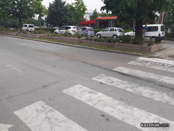 Шофьор спря на пешеходна пътека, друга кола се натресе отзад