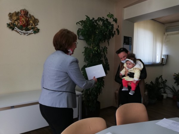 Кметът на Казанлък връчи ваучерите на първите 11 двойки, одобрени за еднократна помощ за новородени деца