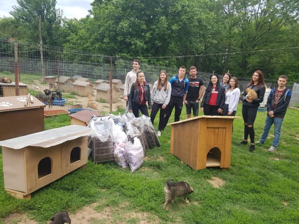 Абитуриенти дариха храна и средства за бездомните животни в Казанлък