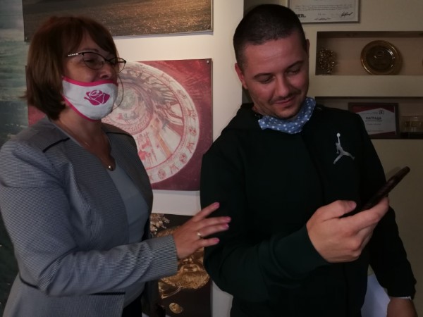 Кметът на Казанлък връчи ваучерите на първите 11 двойки, одобрени за еднократна помощ за новородени деца