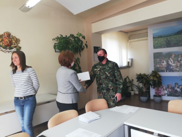 Кметът на Казанлък връчи ваучерите на първите 11 двойки, одобрени за еднократна помощ за новородени деца