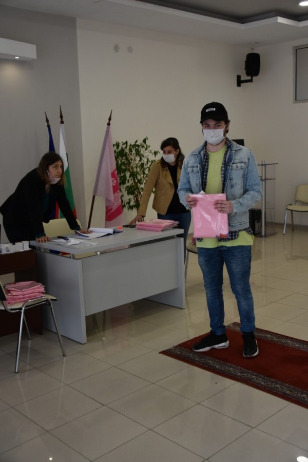 Над 6 000 флага на Казанлък вече са раздадени