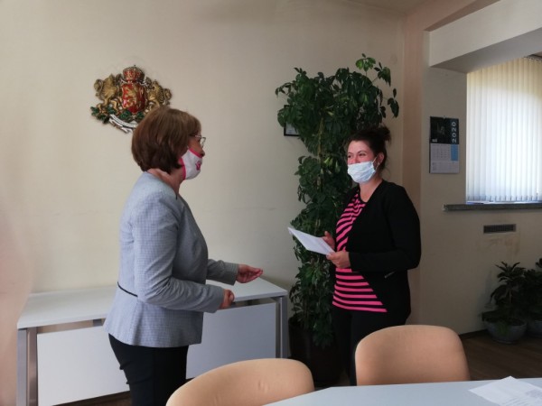 Кметът на Казанлък връчи ваучерите на първите 11 двойки, одобрени за еднократна помощ за новородени деца