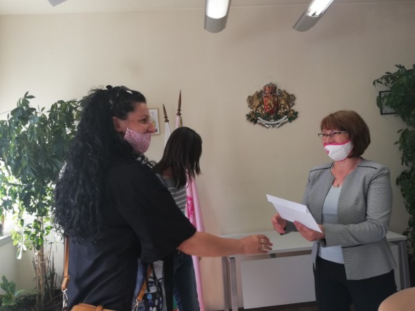 Кметът на Казанлък връчи ваучерите на първите 11 двойки, одобрени за еднократна помощ за новородени деца