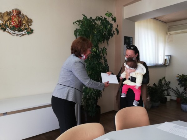 Кметът на Казанлък връчи ваучерите на първите 11 двойки, одобрени за еднократна помощ за новородени деца