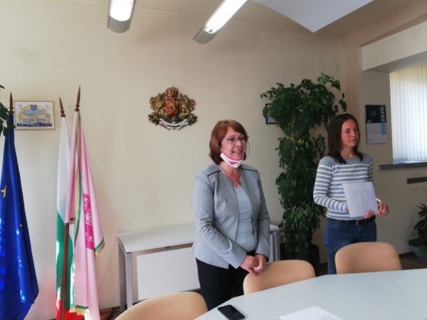 Кметът на Казанлък връчи ваучерите на първите 11 двойки, одобрени за еднократна помощ за новородени деца