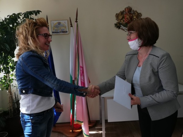 Кметът на Казанлък връчи ваучерите на първите 11 двойки, одобрени за еднократна помощ за новородени деца