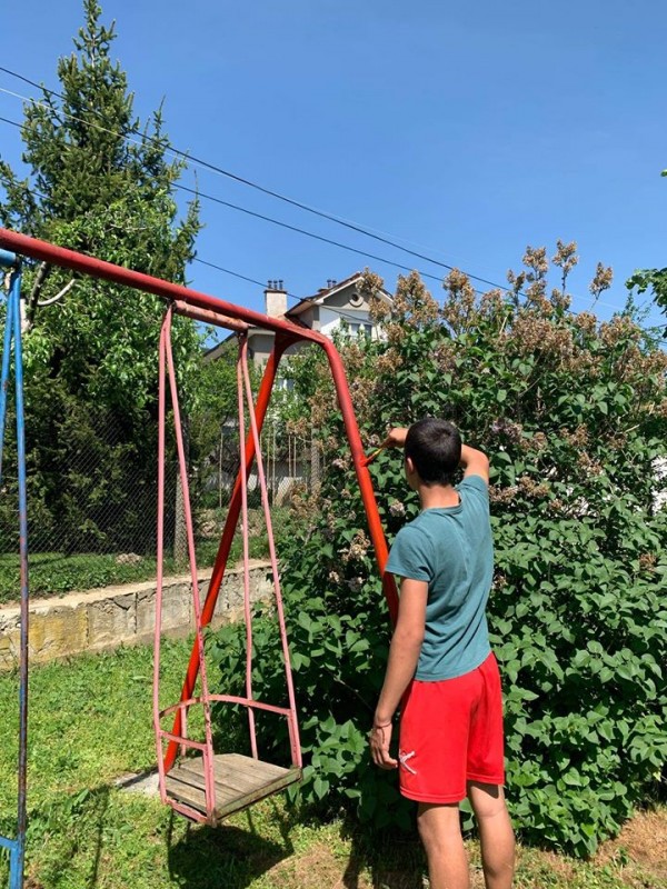 Деца освежиха кварталната си детска площадка в Шипка