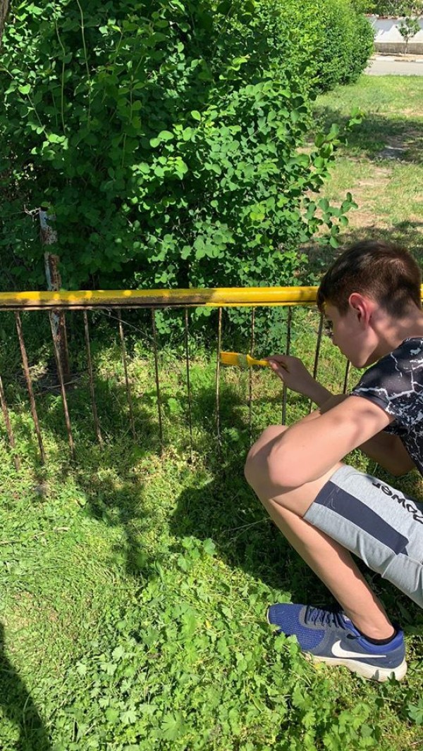 Деца освежиха кварталната си детска площадка в Шипка