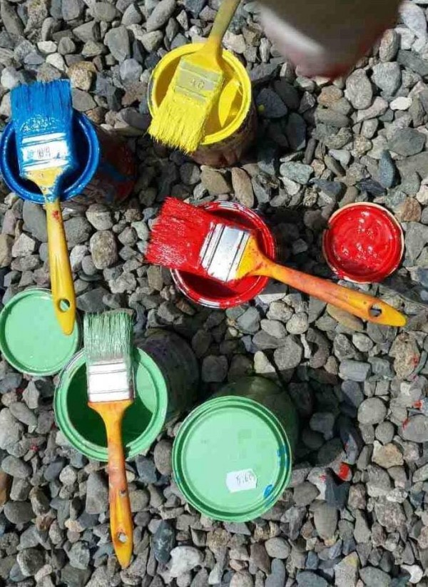 Деца освежиха кварталната си детска площадка в Шипка