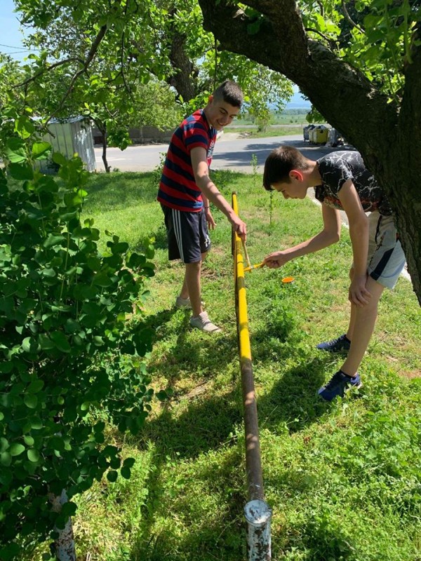 Деца освежиха кварталната си детска площадка в Шипка
