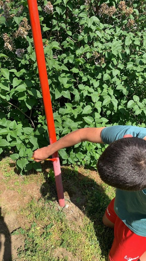 Деца освежиха кварталната си детска площадка в Шипка