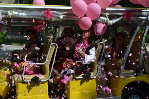 Празникът на розата усмихна казанлъчани