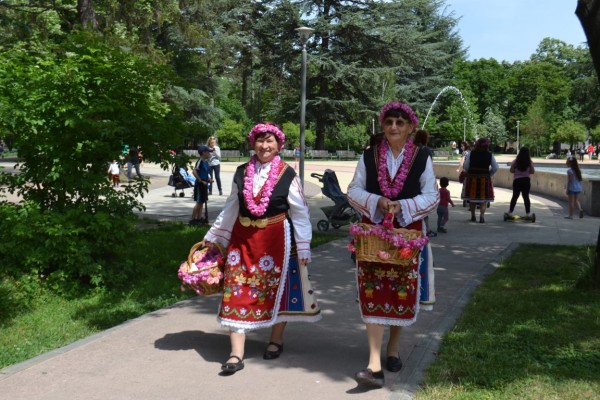 Празникът на розата усмихна казанлъчани