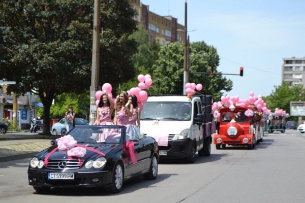 Празникът на розата усмихна казанлъчани
