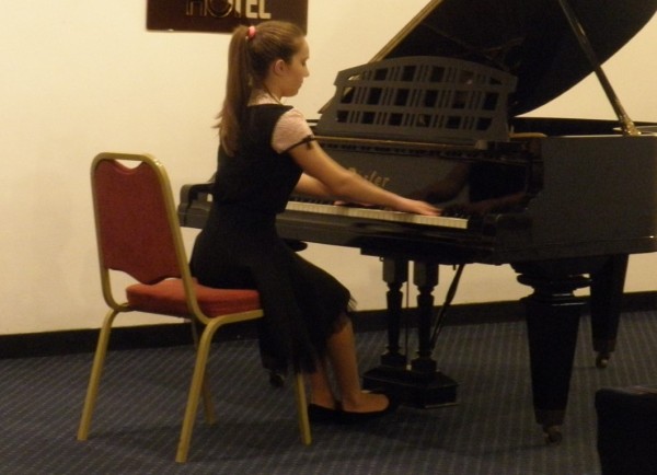 Престижна награда на казанлъшката пианистка Виктория Влахова