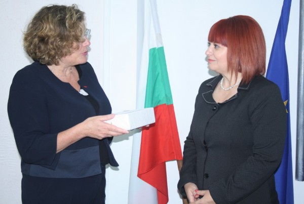 Посланикът на Франция на гости в Старозагорско. Раздава хранителни продукти на социално слаби в Николаево