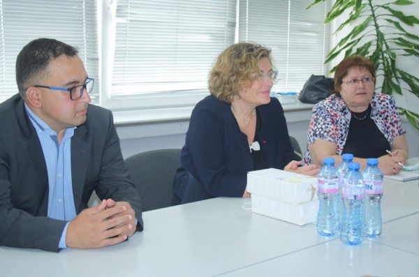 Посланикът на Франция на гости в Старозагорско. Раздава хранителни продукти на социално слаби в Николаево