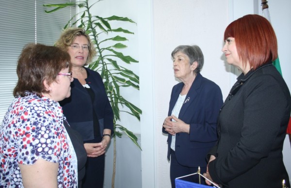 Посланикът на Франция на гости в Старозагорско. Раздава хранителни продукти на социално слаби в Николаево