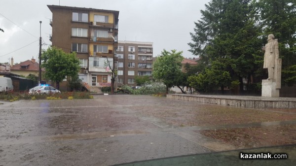 Над 28,6 л/кв.м. дъжд се изля над Казанлък, изстреляни са над 60 противоградни ракети днес