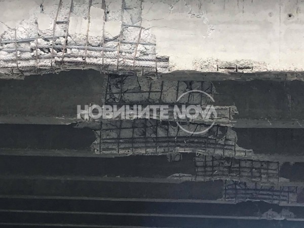 Извънгабаритен багер счупи трегерите на моста до Ягода