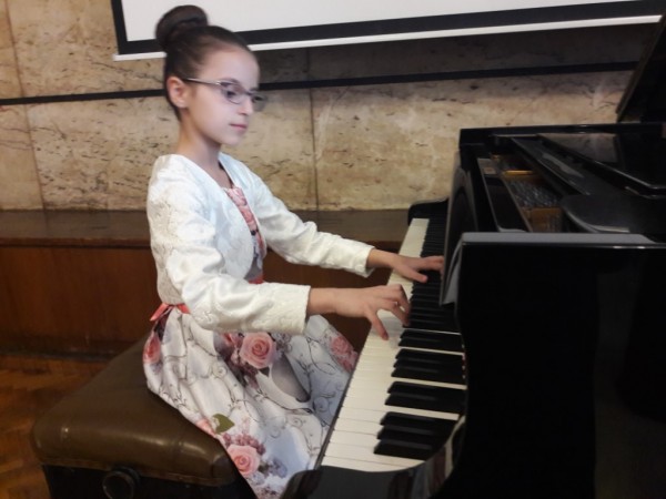 Дори и в онлайн конкурси, казанлъшките пианисти пак са на челните места