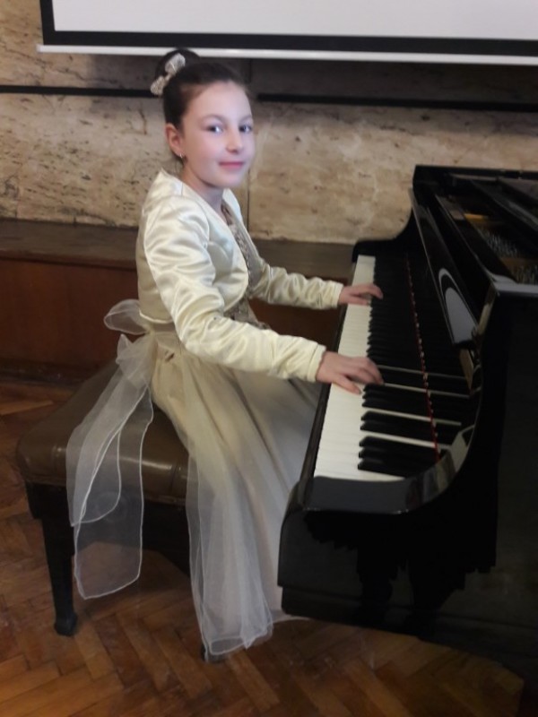 Дори и в онлайн конкурси, казанлъшките пианисти пак са на челните места