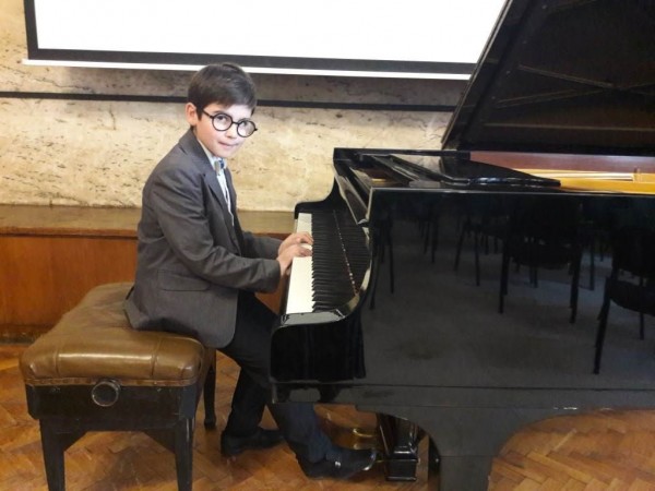 Дори и в онлайн конкурси, казанлъшките пианисти пак са на челните места