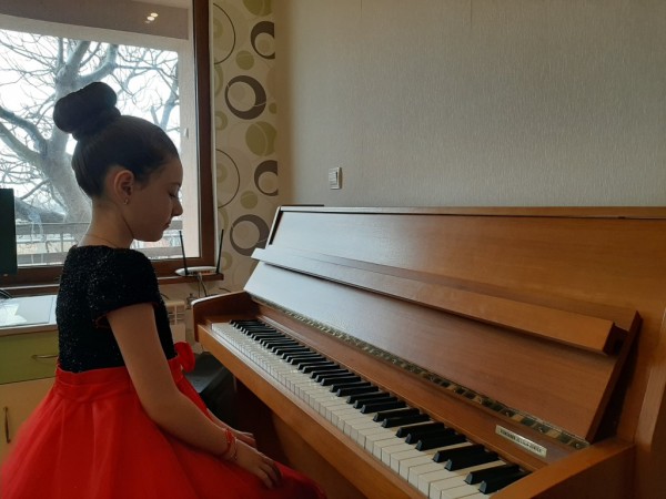 Дори и в онлайн конкурси, казанлъшките пианисти пак са на челните места