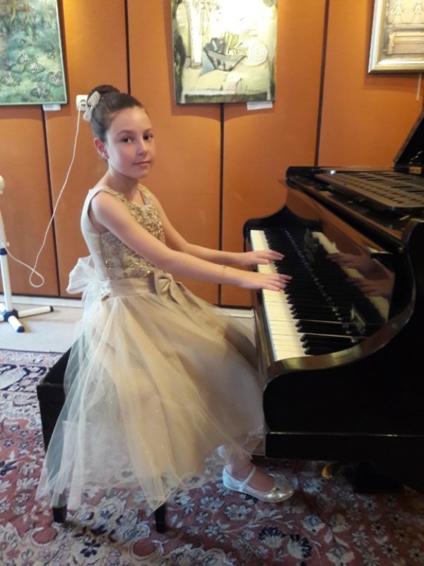 Дори и в онлайн конкурси, казанлъшките пианисти пак са на челните места