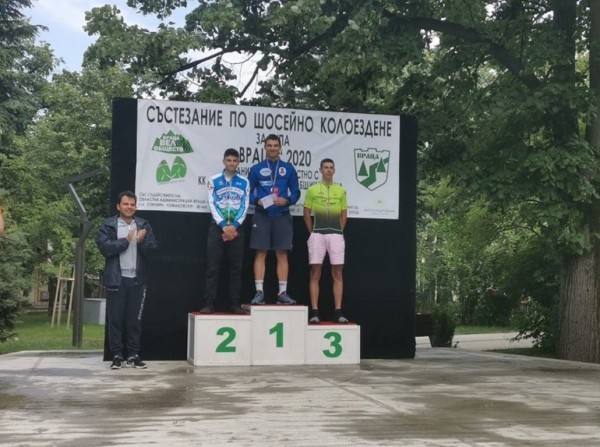 С челни места започнаха сезона казанлъшките колоездачи