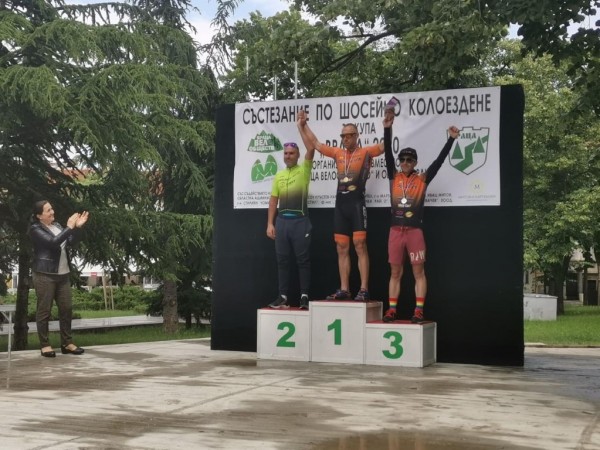 С челни места започнаха сезона казанлъшките колоездачи