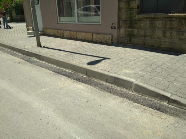 Община Казанлък продължава с ремонтните дейности на тротоарните площи