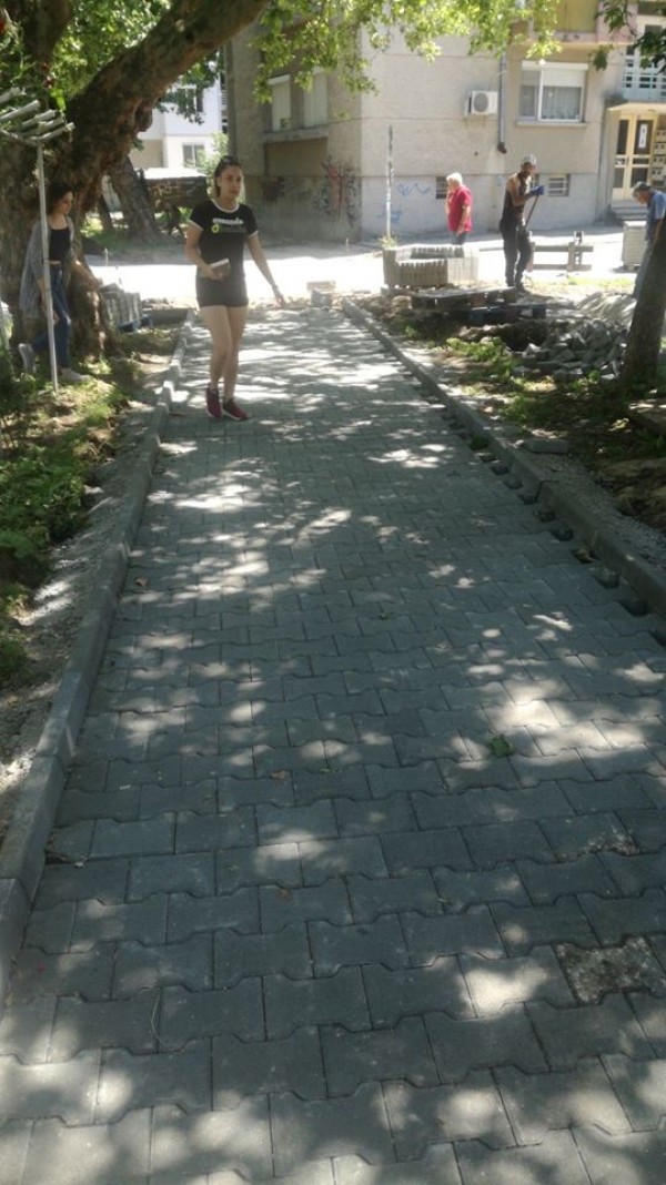 Община Казанлък продължава с ремонтните дейности на тротоарните площи