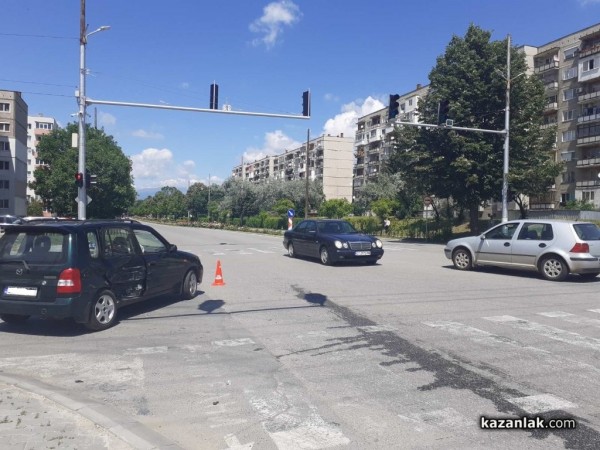 Катастрофа на светофара до Енергото в Казанлък