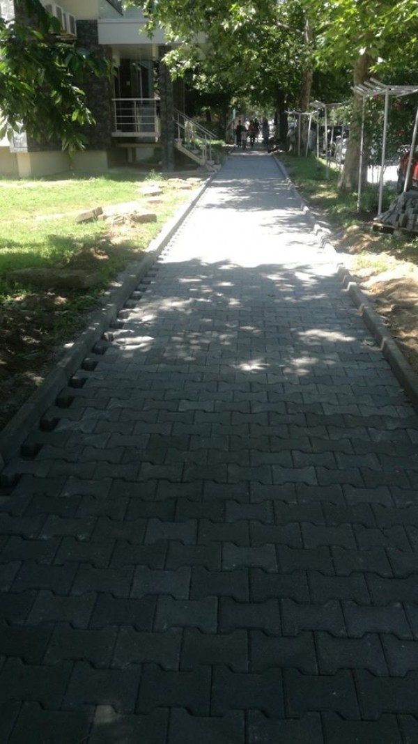 Община Казанлък продължава с ремонтните дейности на тротоарните площи