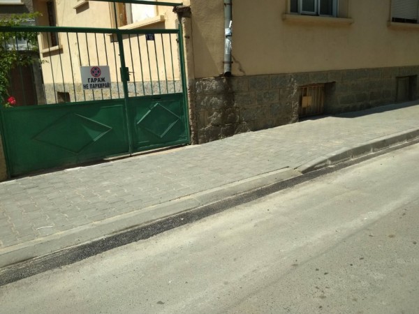 Община Казанлък продължава с ремонтните дейности на тротоарните площи