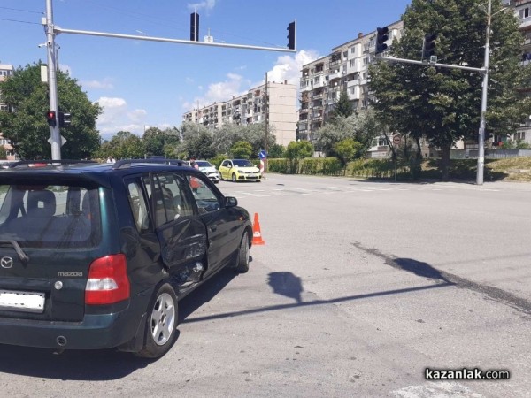 Катастрофа на светофара до Енергото в Казанлък